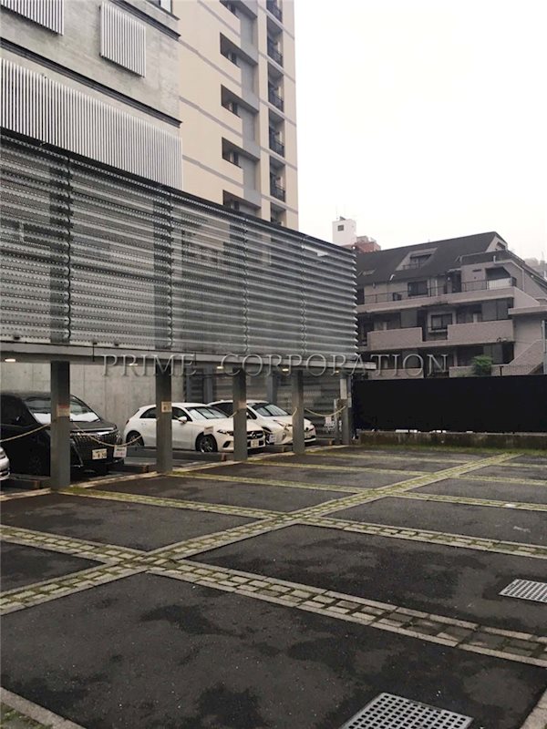 メゾン・ド・コリーヌ市ヶ谷 駐車場