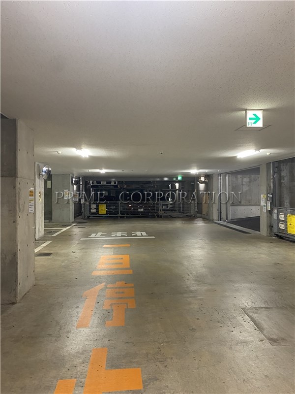 グレンパーク駒場 EAST棟 駐車場