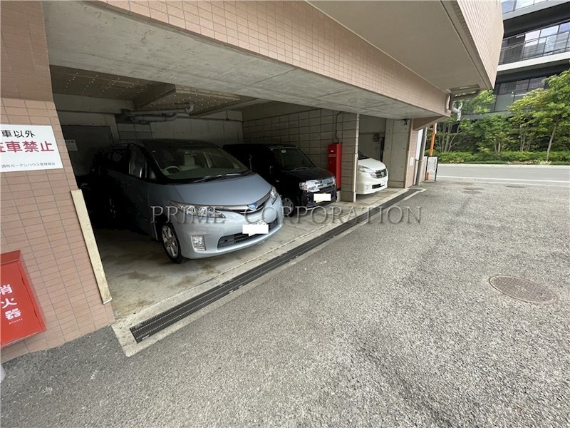 調布ガーデンハウス 駐車場