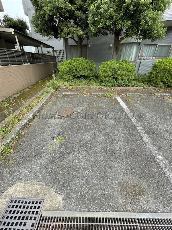 プライムアーバン千歳烏山 駐車場