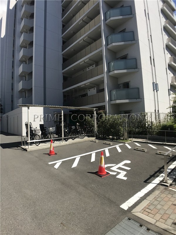 ドレッセ二子新地 駐車場