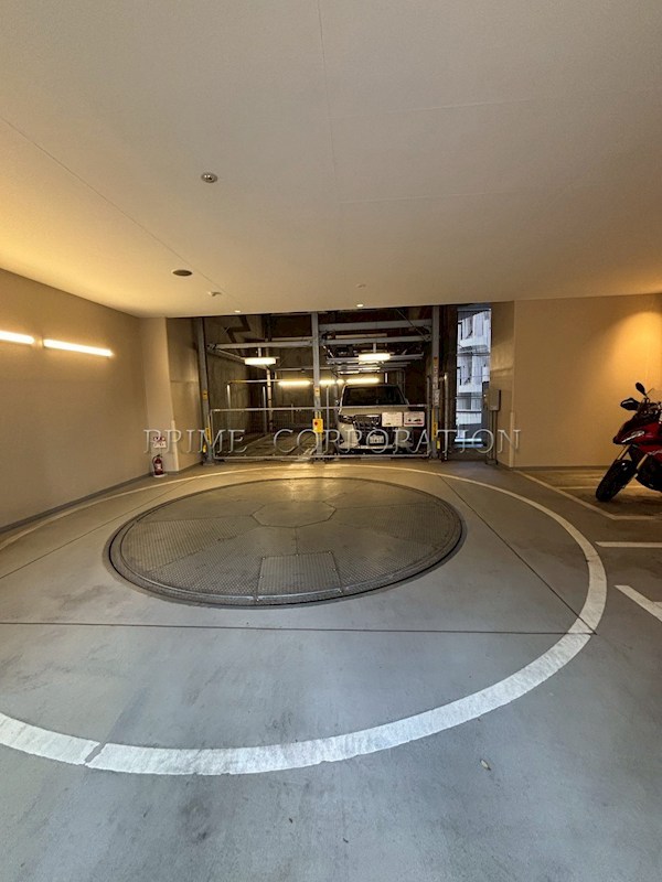 プレミスト麹町 駐車場