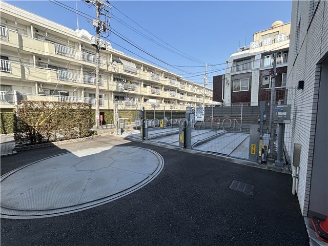 コディア八幡山 駐車場